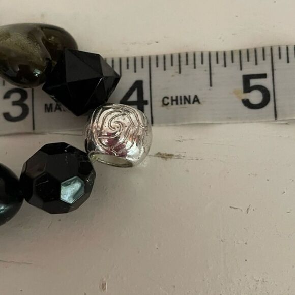 8” Silver tone beaded stretch bracelet w/quartz like, glass, and acrylic beads - Picture 7 of 11